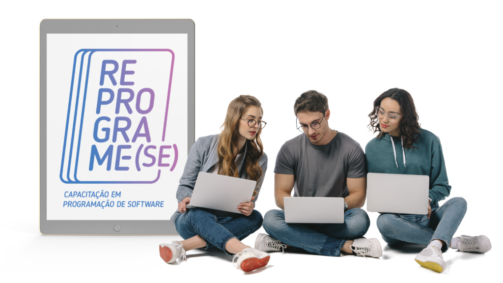 Menina apontado para logo do REPROGRAMA-SE em sua camisa